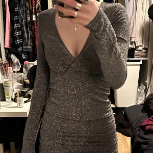 Glitterklänning - Superfin glitterklänning från H&M, andvänd ett fåtal gånger så den är i bra skick. På bild 2 kan man se färgen lite bättre🥰