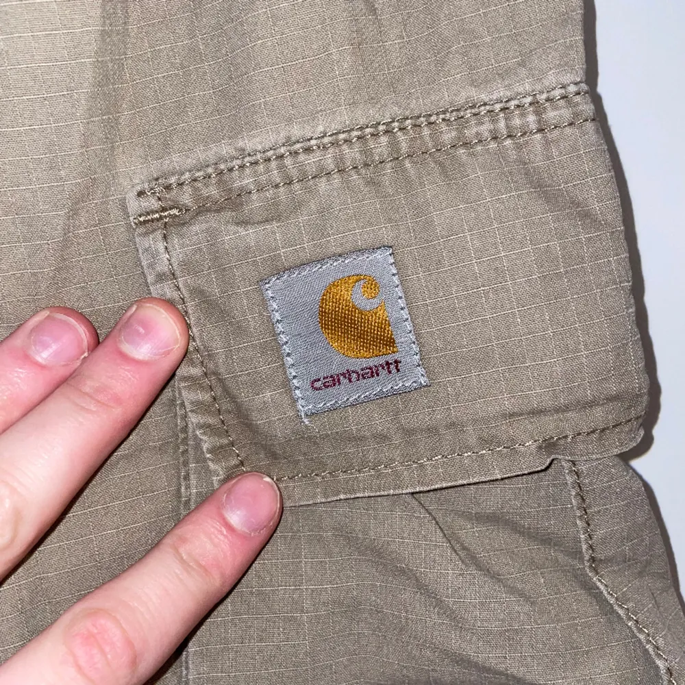 beiga baggy cargo byxor från carhartt, 36 i midjan men kan ha den mindre med bälte, nåra små fläckar. Jeans & Byxor.