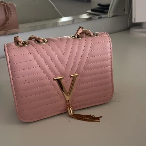 En rosa väska - Säljer en rosa handväska. Aldrig använd🩷