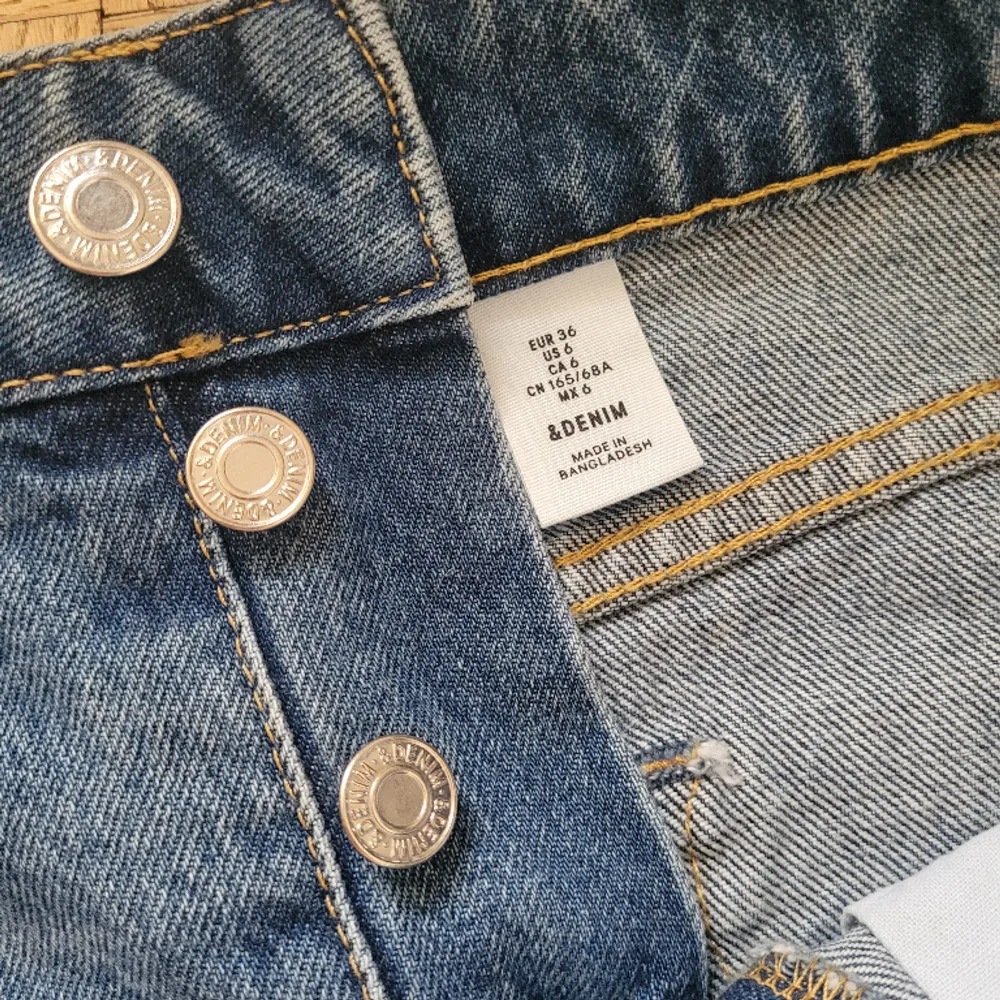 Fin kort jeanskjol &Denim stl.36 Fransig nertill. Som ny!. Kjolar.