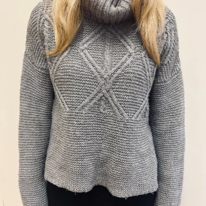 Stickad tröja  - En grå mysig stickad polo tröja från lager 157 i storlek xs men sitter som en s✨💕