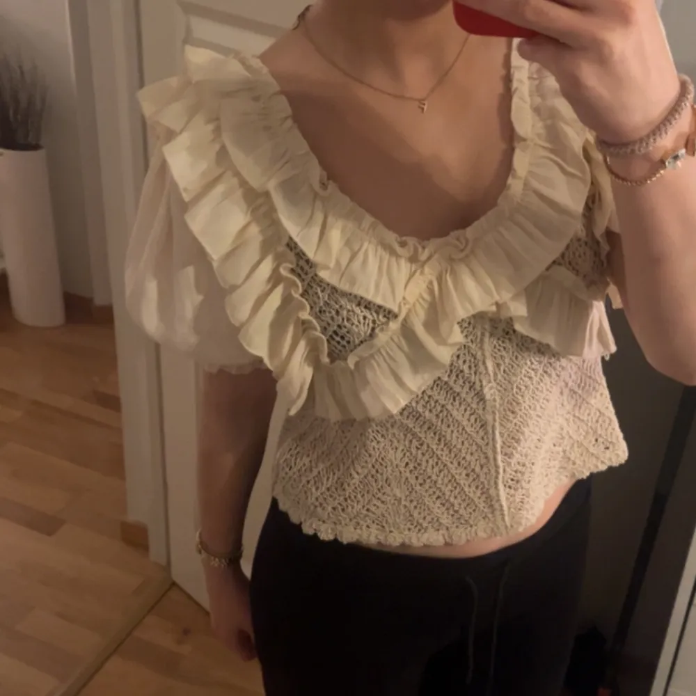 Intressekoll på denna fina toppen, aldrig använd. Köpt i Göteborg minns inte vilken butik. Den är i Onesize men skulle säga runt S-M🩷. Puserot.