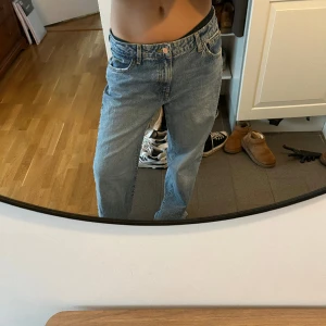 Jeans  - Jeans från zara, super fin tvätt men tyvärr för stora på mig som är en XS/S. Aldrig använda!