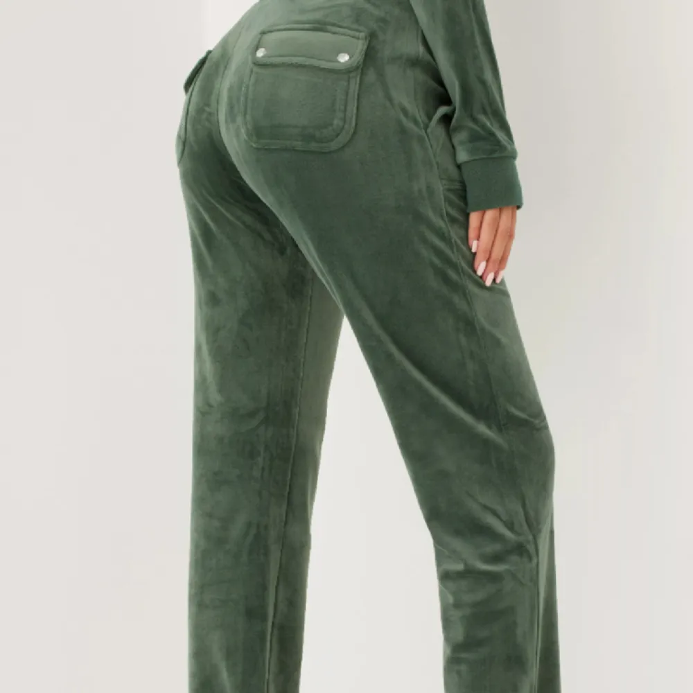Gröna juicy couture byxor i stl M. Säljer för dom är för dom är tyvärr för stora för mig. Använt ett par gången men dom är i mycket bra skick💕sitter bra på mig i längden som är ca 170 . Jeans & Byxor.