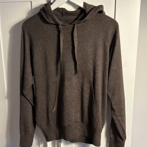 Stickad Hoodie - Tja säljer denna riktigt snygga viskos hoodien från Mohito, riktigt skön kvalitet och håller dig varm nu till våren påminner mycket om en kashmir hoodie Inga defekter, nypris 1000kr hör av vid funderingar😃