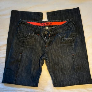 Lågmidjade jeans - Köpta second hand, för små på mig därav säljs. Jeansen är lågmidjade ocu har raka ben 