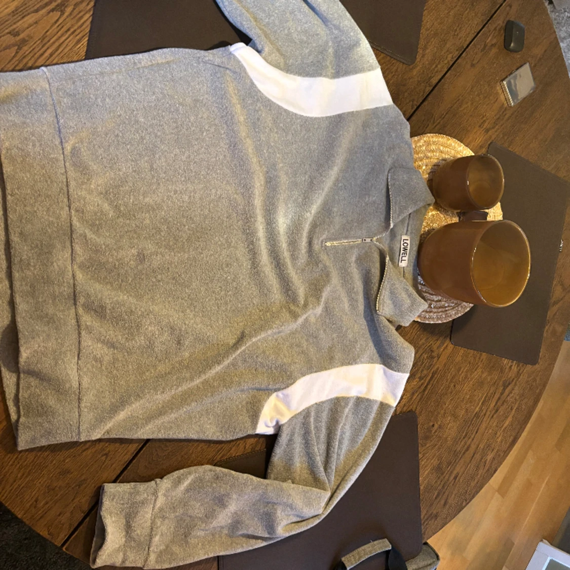 Helt ny! Grå/vit mönsterad zip tröja