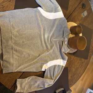 Helt ny! Grå/vit mönsterad zip tröja - Helt ny! Grå/vit mönsterad zip tröja En lite oversized zip tröja Med ett ovanligt vit/gråt mönster Aldrig använd  Pris är bestämt 