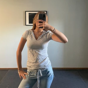Cool kortärmad luvtröja - Så cool kortärmad luvtröja med snörning. Den har även knappar vid v ringningen men lite svårt att se på bilderna. Köpt second hand men aldrig använd och inga defekter. Storlek s och jag brukar ha xs i kläder men kan också ha s och den sitter perfekt