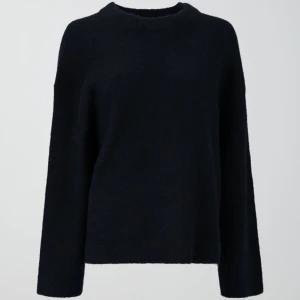 Gina Tricot crew neck stickad tröja (Storlek M) - Jätte fin tröja som värmer än på sånna dagar man känner sig lite extra kall. Tröjan är använd en gång innan