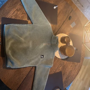 Kangol fleece tröja - Kangol fleece tröja i grön färg  Med tjockt och mjukt fleece material  Aldrig använd Ovanlig 