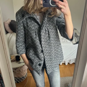 Kappa - Denna fina kappa köpt second hand, kortare ärmar och svart/vit rutig. Fin till våren! 🤍