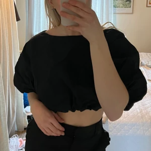Svart blus  - Svart blus i en ”puffig” modell!🖤