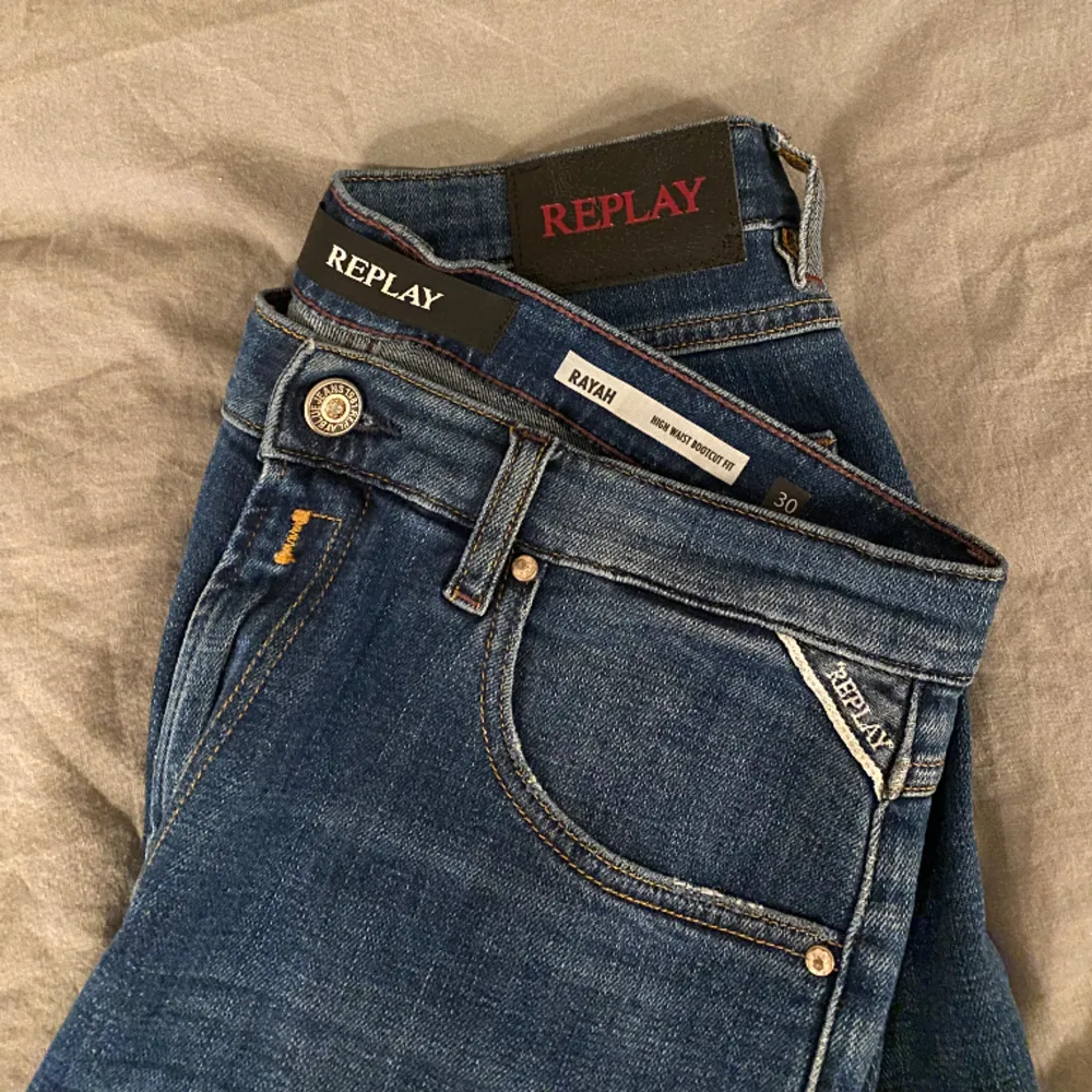Ett par högmidjade, lite utsvängda jeans från Replay i en mörk tvätt. Använda ett fåtal gånger så de är i nyskick. Storlek W30 vilket motsvarar M. Ordinarie pris 1599kr. . Jeans & Byxor.