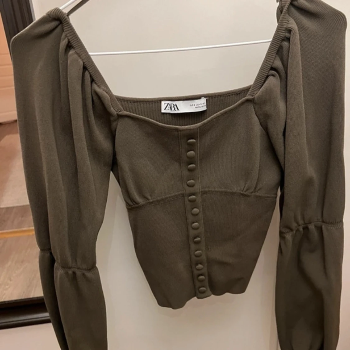 korsettopp med puffärmar