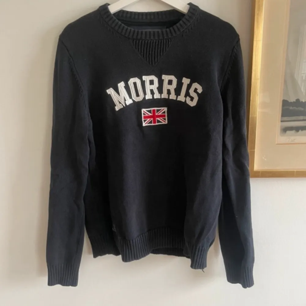 Tjena! Säljer min riktigt fina grisch/Morris tröja i färgen marinblå, storleken är m. Den är i fint skick, inga skador eller liknande, vid frågor är det bara att höra av sig!. Tröjor & Koftor.