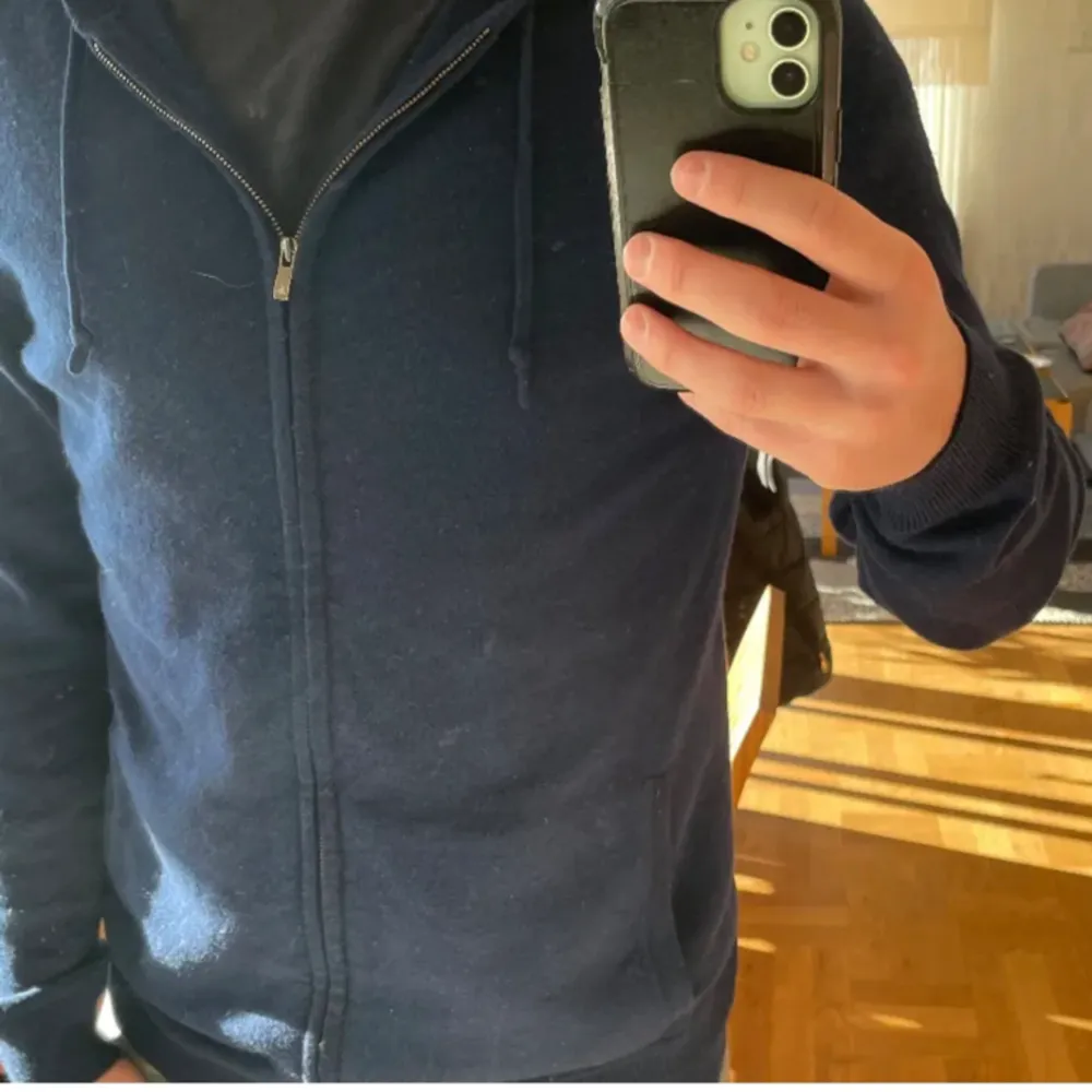 Tjena säljer ni min snygga Kashmir hoodie som är i färgen blå. Hoodien är i skick 9/10 och har inget tecken på användning! Storleken är M men passar L med. Skriv för fler bilder eller frågor!. Hoodies.