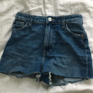 Denim shorts - Nästan nya, kolla bion före du köper.