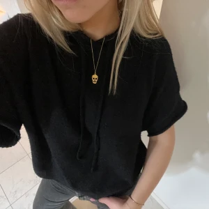 Kortärmad stickad hoodie - Så mysig kortärmad stickad hoodie i mycket fint skick! Kanngå ner i pris vid snabb affär🙏🏼