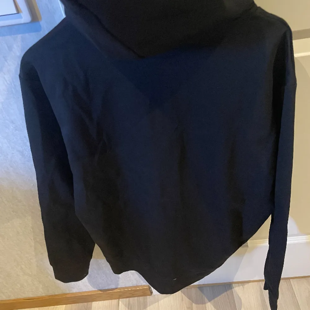 Säljer mina zip hoodie, bara testad, storlek M, kan både mötas och fraktas. Hoodies.