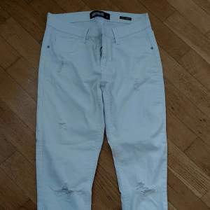 Vita tunna jeans med slitningar