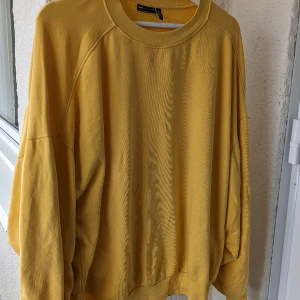 Asos design gul oversized tröja - Skulle kunna ha varit en M. Använd men i bra skick
