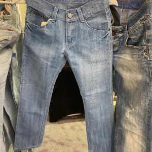 lågmidjade jeans  - midja: 64cm  längd: 64cm 