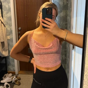 Två toppar - Två toppar från SHEIN, den långärmade är i stl S och den andra i xs. Oanvända båda två.