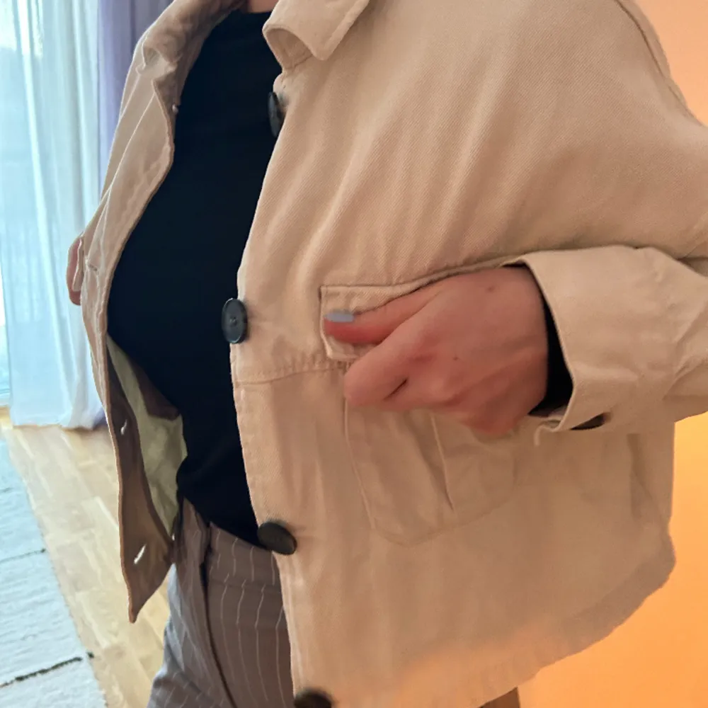 En beige jacka i ”jeansmagerial” med bruna knappar från H&M🤎🌼. Jackor.