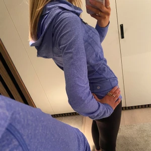 lululemon define jacket - lululemon träningsjacka. Lite stor till mig som brukar ha S. Tror det är en äldre modell på jackan och går inte längre att köpa. ❤️