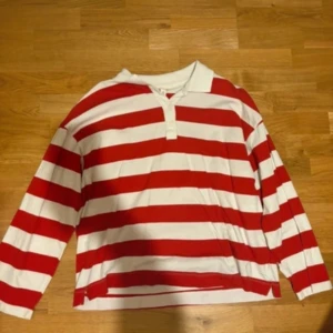 röd och vit randig lång ärmad tröja - säljer^^  för fler bilder eller frågor är det bara att fråga^^  nästan aldrig använd!! väldigt bra skick
