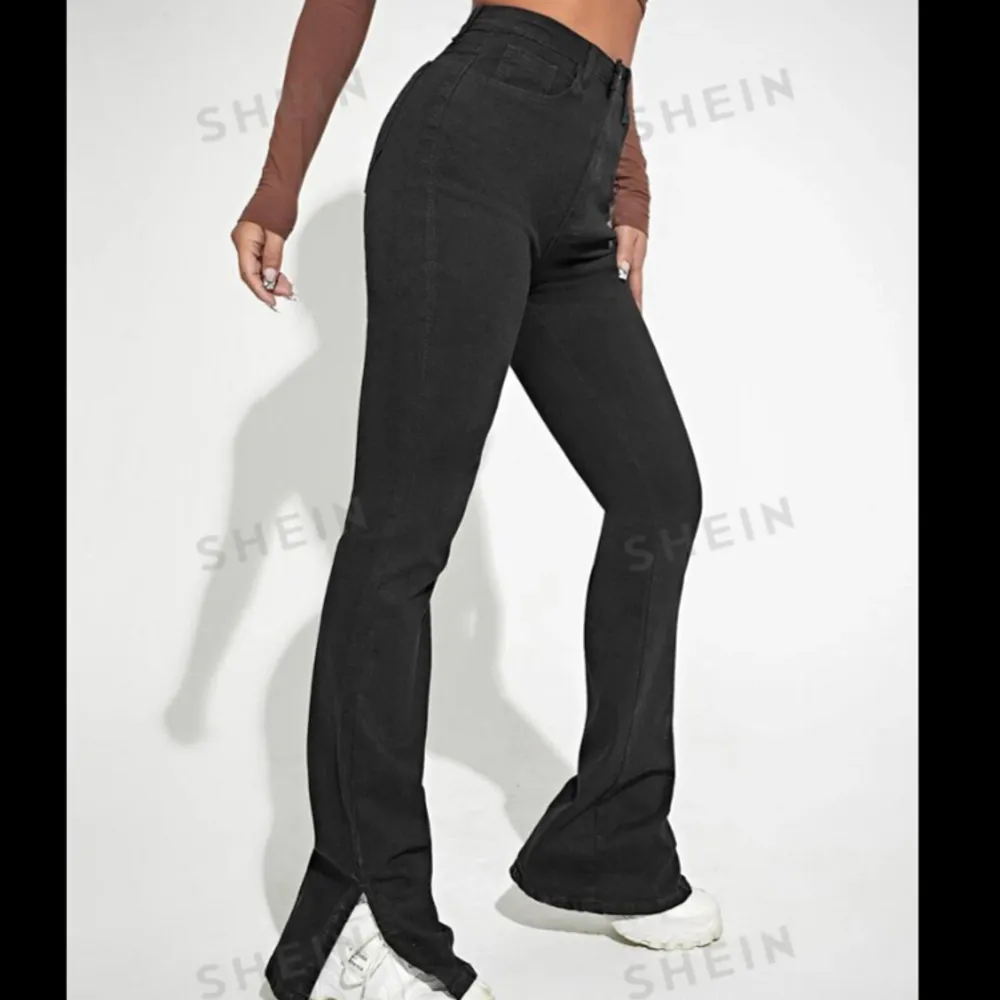 Svarta jeans med slits längst ner, inga fläckar eller hål, inga täcken på användning🫶🏻säljer för 200kr+frakt, i storlek xs (32/34)🫶🏻 de är stretchiga och super sköna🫶🏻. Jeans & Byxor.
