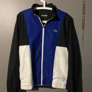 lacoste tracktop  - säljer min lacoste tracktop som är helt i nyskick. bara tagsen är avtagna annars är den som ny. storlek small köpt för 1500. snabbare affär=billigare pris. kp vid fler funderingar/bilder. 