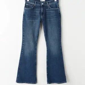 Säljer mina fina low waist bootcut jeans från Gina tricot då de inte kommer till användning längre. Jättebra skick, inga defekter eller tecken på användning💘🌟 strl 36, nypris 499🫶🏼 slutsålda på hemsidan.