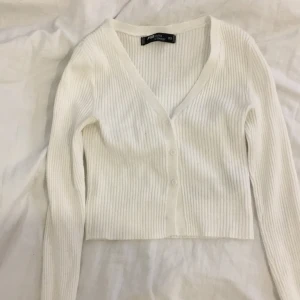 Tröja - En Tröja med knappar som tyvärr är för liten för mig. Läs bion före du köper.