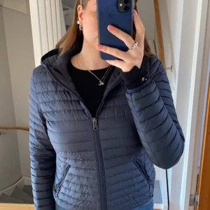 Vår jacka  - Jag säljer denna colmar jacka, jag köpte denna på Plick men är förliten, jag skulle säga att de är en xs, jag är 162 💗 hör av er om ni vill ha mer information 