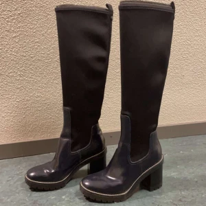 Tory Burch - Tory Burch knee boots. Stl: 37,5 Köpte för något år sedan, använda 2 gånger, de är som nya Ord pris: 9000kr 