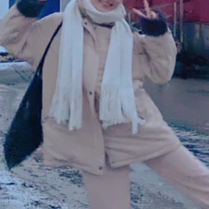 mysig oversized vinterjacka 💗 - supermysig vinterjacka i storlek 44! haft som en oversized modell! avtagbar luva! väldigt söt och gillar den mycket 🥰 men tar för stor plats i min garderob! :( ✨ SKA FLYTTA UTOMLANDS SÅ ALLT MÅSTE BORT INNAN 17 MARS ✨ annars slängs det på tippen 🥲 