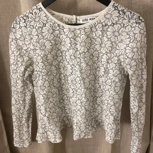 Spetströja - Blommig spetströja