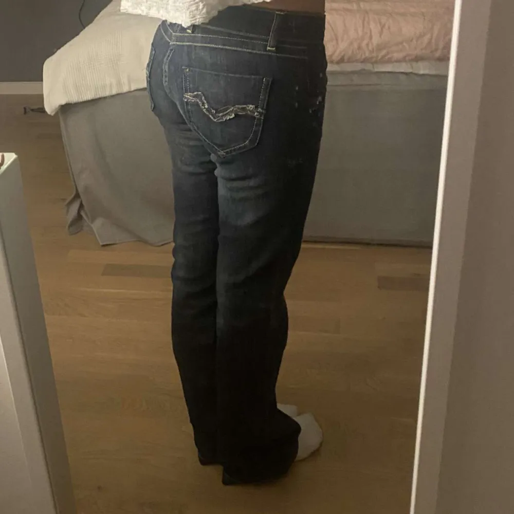 Säljer dessa jätte snygga bootcut jeans från reactive. Dem är helt oanvända och lappen sitter kvar. Skriv om ni har funderingar eller vill ha fler bilder😊. Höftmått: 39cm.    Innerbenslängd: 78cm.   . Jeans & Byxor.