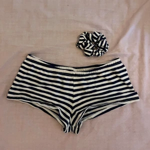 brandy melville shorts och scrunchie - matchande pyjamasshorts / boyshorts och scruncie 🩷 skriv för frågor