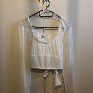 Vit Hollister tröja 🤍 - Hollister tröja i storlek M med öppet bak💗 Perfekt för nu till sommaren ☀️⛱️  Nypris: 399kr 💕