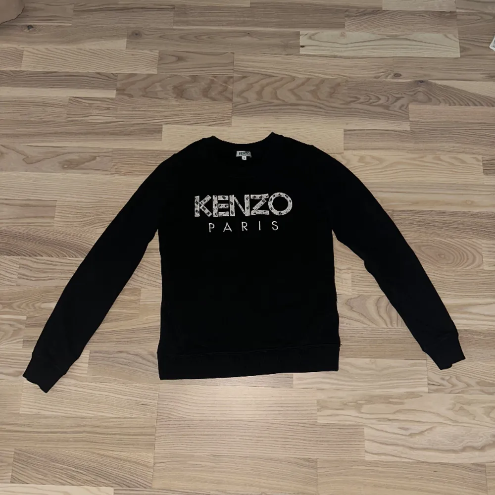 Svart Kenzo tröja i storlek S, använd endast ett fåtal gånger, väldigt fint skick. Tröjor & Koftor.