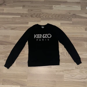 Kenzo tröja - Svart Kenzo tröja i storlek S, använd endast ett fåtal gånger, väldigt fint skick