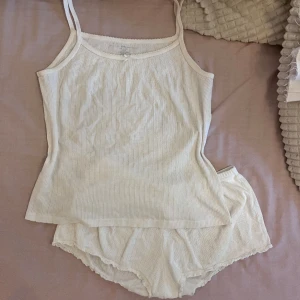 pyjamasset brandy melville - jättesött ribbad pyjamasset. har en liten rosett på toppen. skriv för frågor 🩷