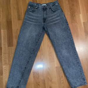 Ett par woodbird jeans i en riktigt snygg tvätt. De är i storlek W28 och L30 men är rätt stora i storleken. Kan gå ner i pris vid snabb. 💛