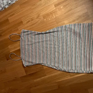 Klänning  - Flerfärgad  Använd en gång  Som ny  Som en S