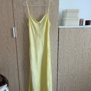 Gul slip dress - Gul slip dress från Zara. Trcken på använding men fortfarande i bra skick. 