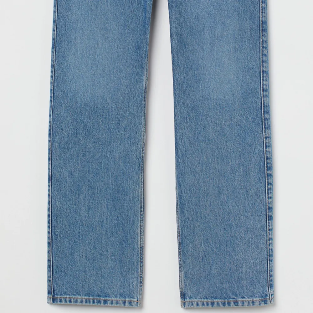 Säljer mina weekday jeans då det tyvärr blivit för små. Dem är använda ett flertal gånger men i bra skick☺️. Jeans & Byxor.