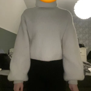 Vit stickad polotröja  - Säljer denna mysiga polotröja ifrån monki i storlek xs. Den är supermysig och du kan välja själv hur du vill ha kragen genom att vika den precis som du vill! Den är inte sne som de kanske ser ut på bilden utan de är jag som står konstigt😂
